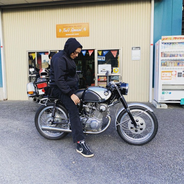 長瀬智也お店前でバイクに跨る